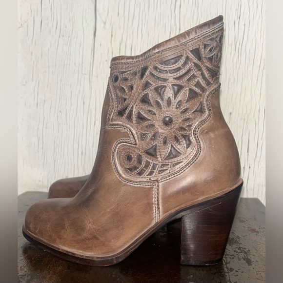 Corral Women's Urban Line Tan Ankle Booties-NWT - Picture 2 of 9